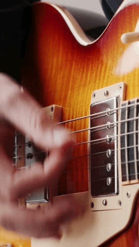 Nahaufnahme einer Hand beim Spielen einer elektrischen Bluesgitarre